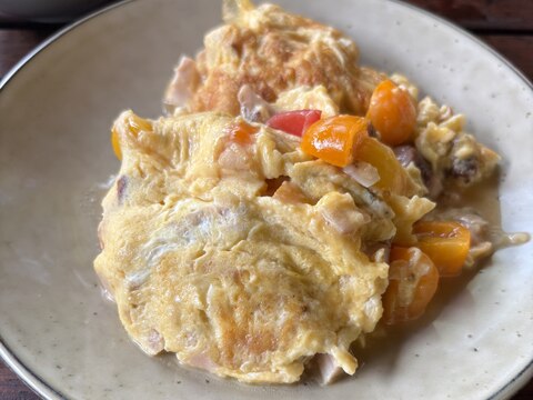 スモークチキン、トマト、チーズ入りオムレツ